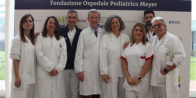 Il team che ha salvato la neonata al Meyer Irccs al centro dottor Biagiotti a fianco prof Morabito