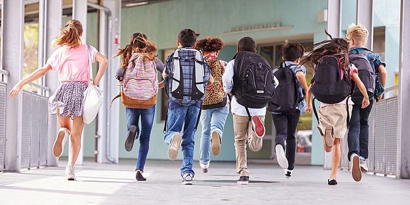 bambino corrono a scuola