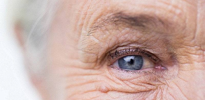 occhio anziana