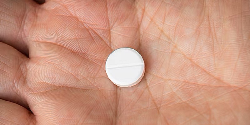 pill-men-s-hand_431724-338