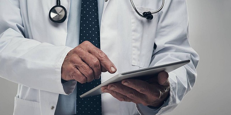 medico anziano tablet