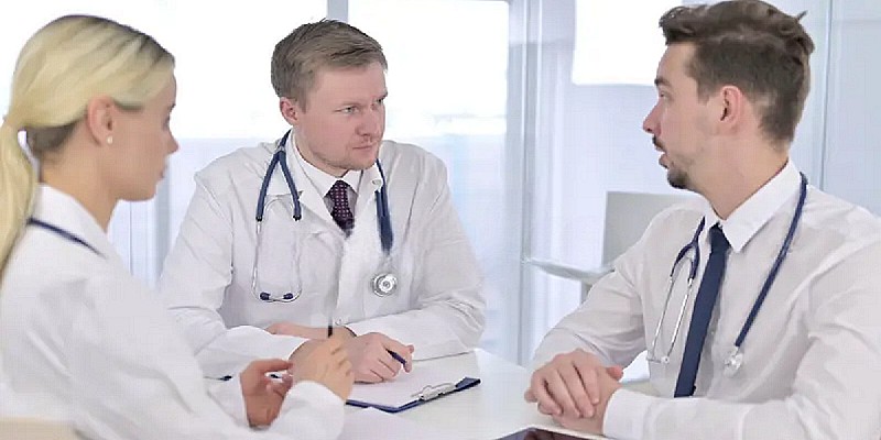 medici-che-parlano-all-incontro-con-un-medico-per-discutere-dei-progressi-ospedale-i-hanno-parlato-durante-187355162-Photoroom