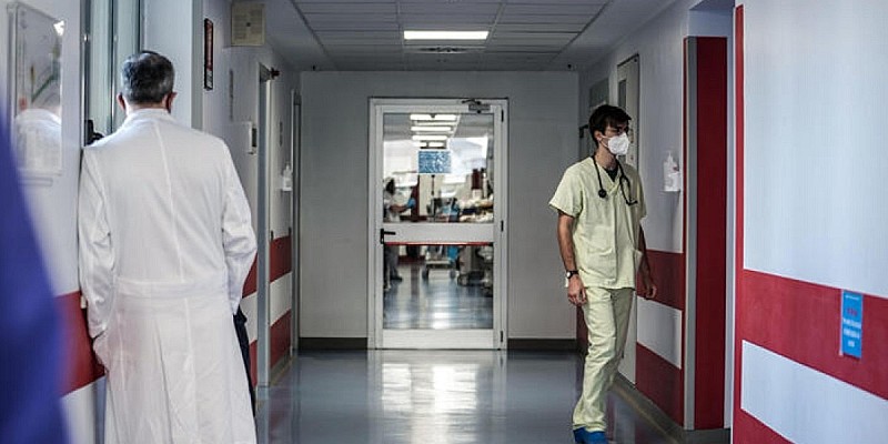 medici camice corridoio