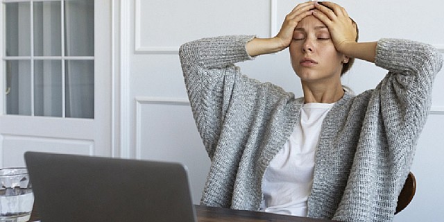 donna stress computer lavoro