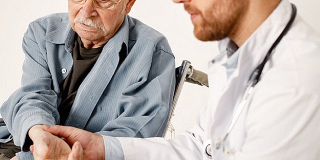 anziano medico polso