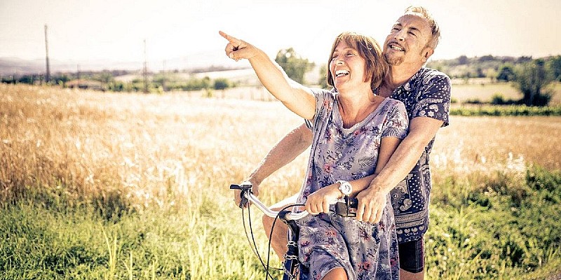 bicicletta mezza età coppia