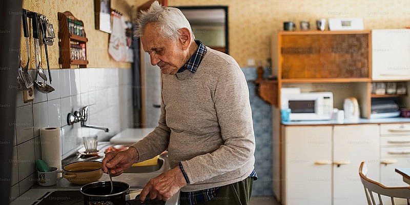 anziano in cucina